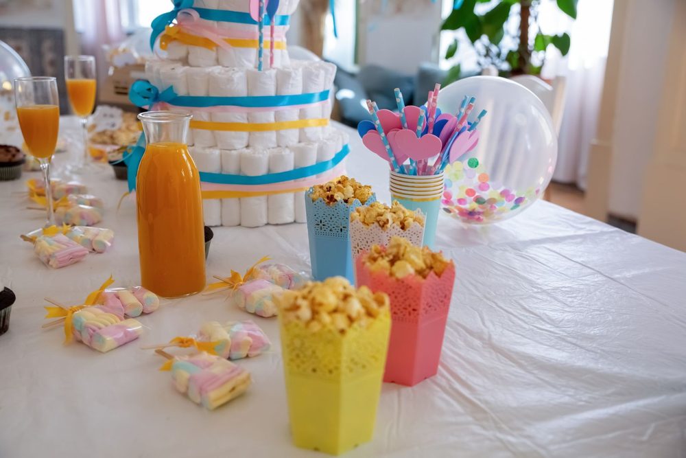 Mesa de baby shower con pastel de pañales