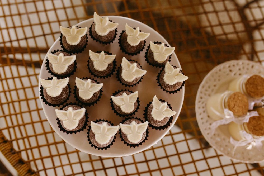 Mesa de postres decorada para un bautizo