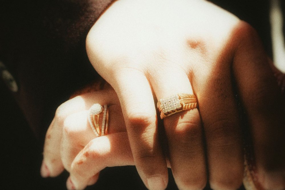 Manos de novios con anillos de boda