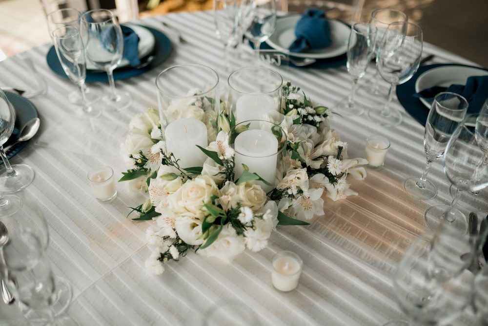 Centro de mesa con flores blancas para boda