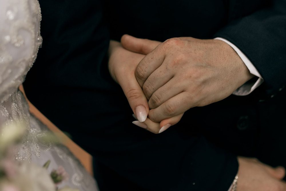 Novios tomados de las manos el día de su boda