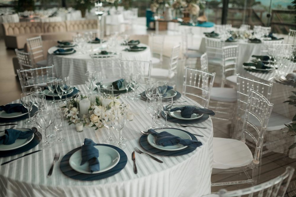 Recepción de evento con mesas elegantes