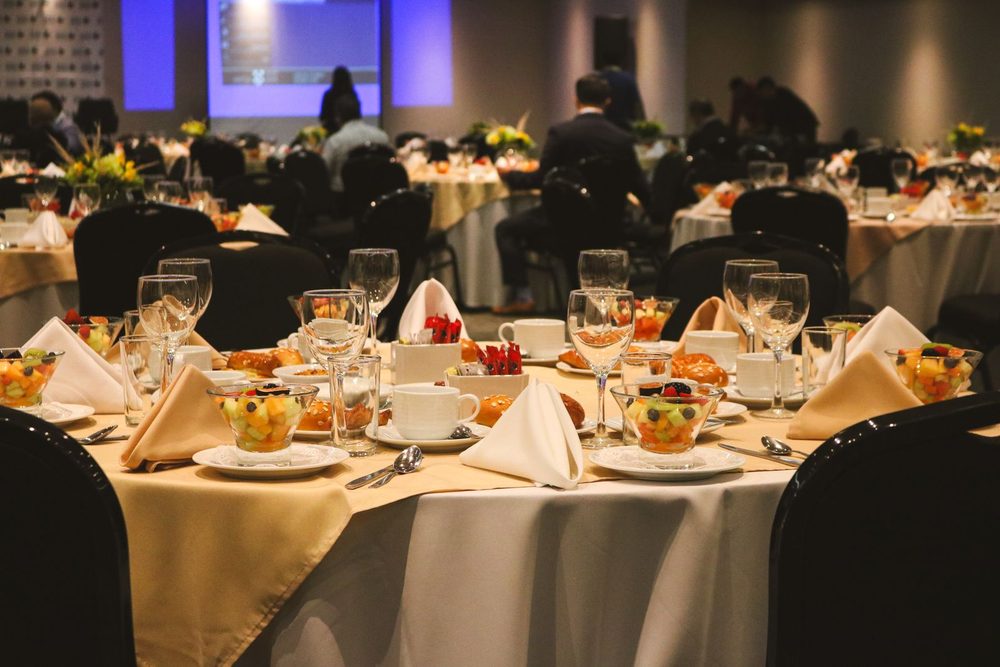 Mesa de banquete en un evento empresarial