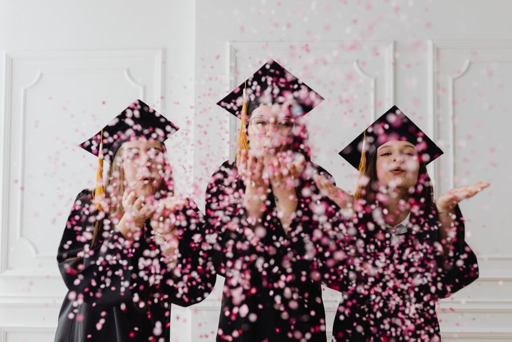 Graduadas celebrando con confeti